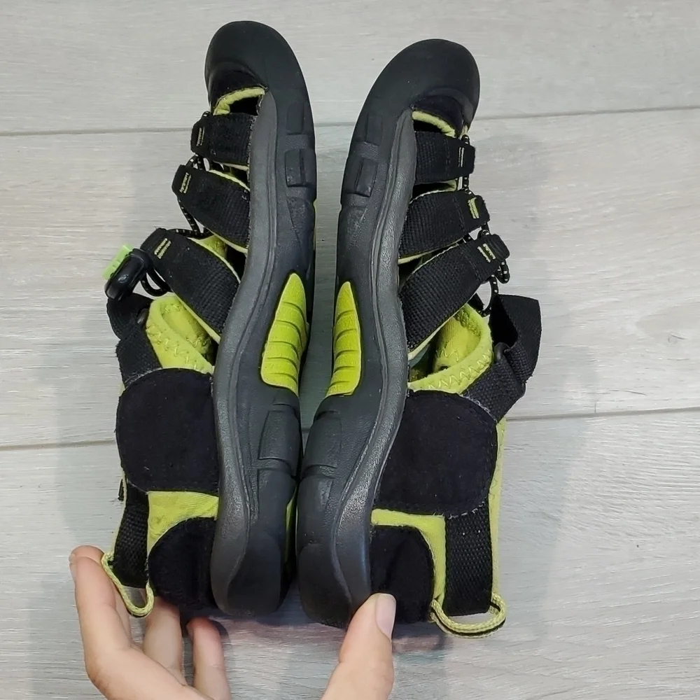 Keen Kids Big Boy Sandals Outdoor Hiking shoes sz 5
